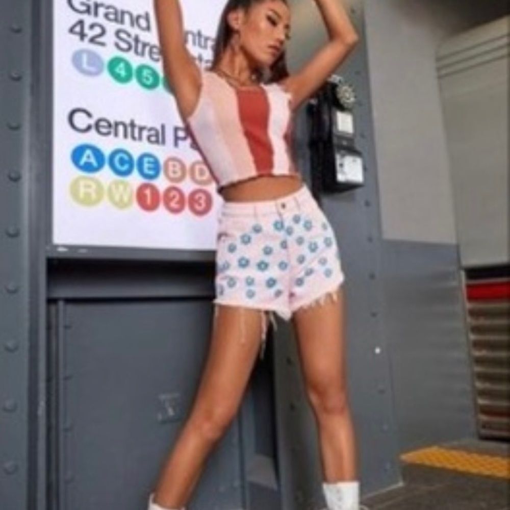 10/$25🦋 Shein Pink Denim & Blue Daisy High Rise Cutoff Denim Shorts - Size Large
